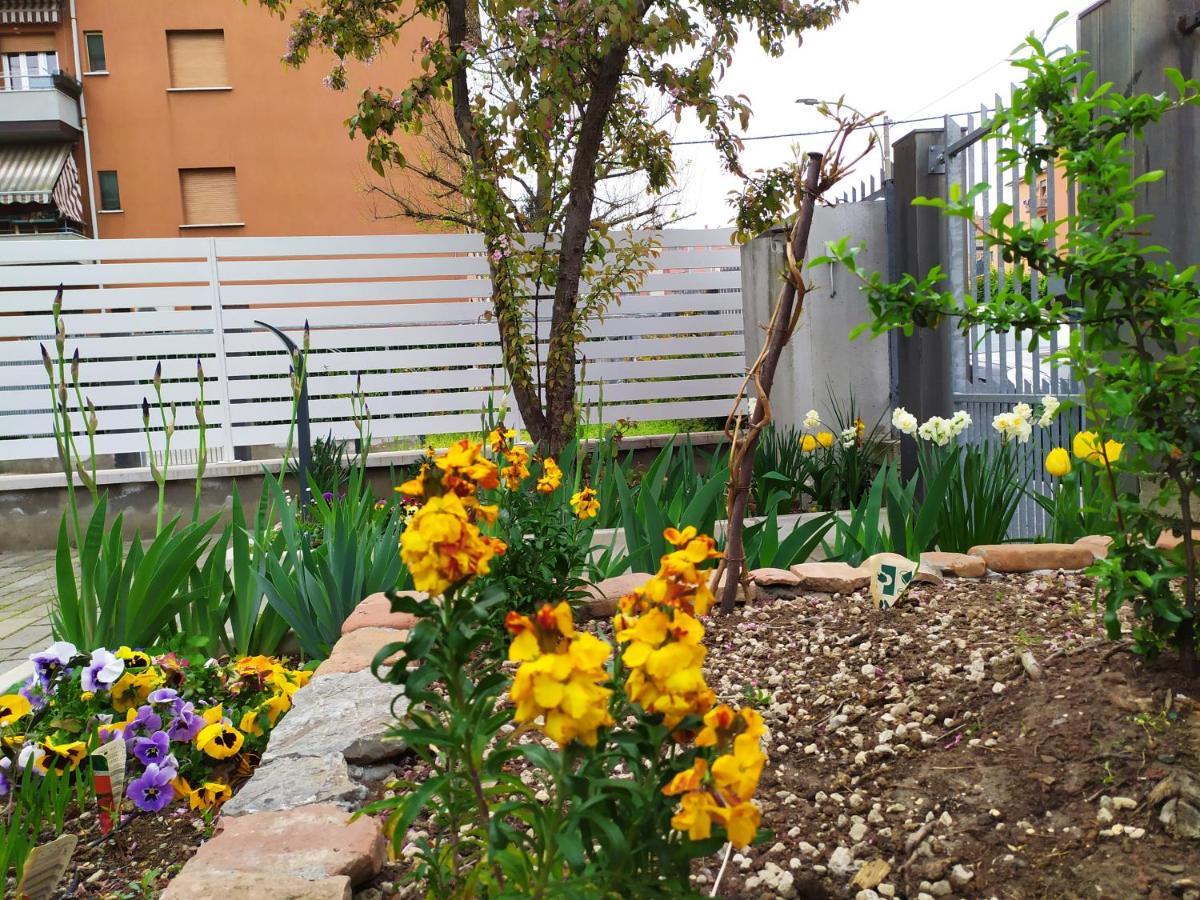 Appartamento Signorini -Www Bolognaholidayhome Com- -Bhh Bologna Holiday House Whit Garden & Free Parking Kültér fotó